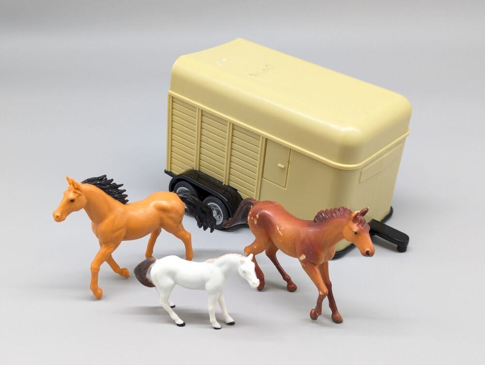 Ertl Farm Enclosed Horse Trailer 6.5" Diecast Tan & Black + Horses Lot